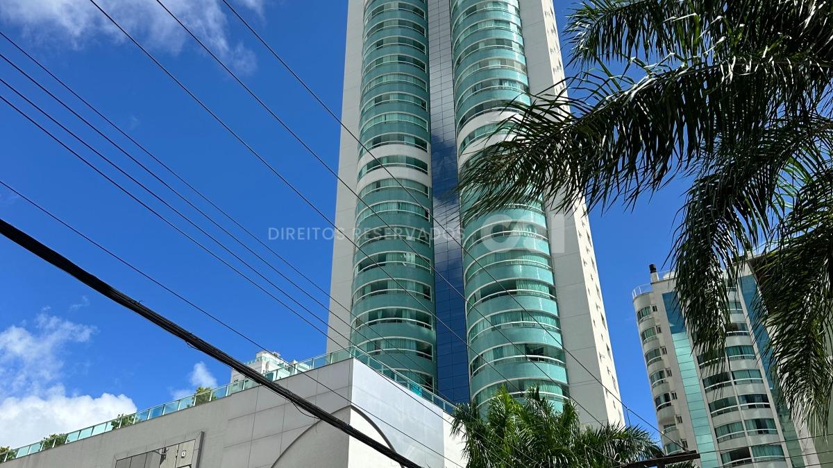 Apartamento com 3 suítes no Edifício Torre de Lyon no Pioneiros em Balneário Camboriú