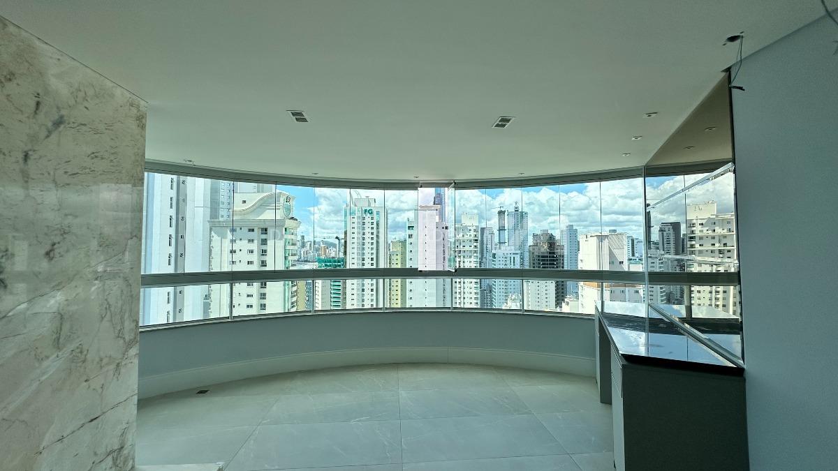 Apartamento com 3 suítes no Edifício Torre de Lyon no Pioneiros em Balneário Camboriú