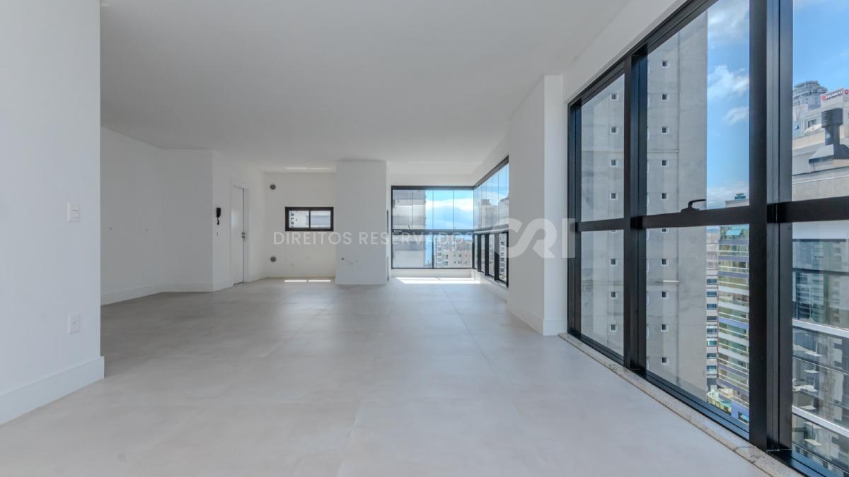 Apartamento com 3 suítes no edifício Fiori Del Mare na Meia Praia em Itapema