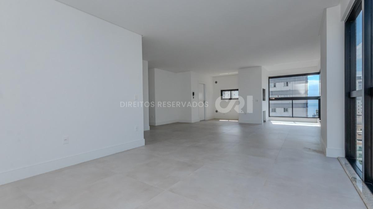 Apartamento com 3 suítes no edifício Fiori Del Mare na Meia Praia em Itapema