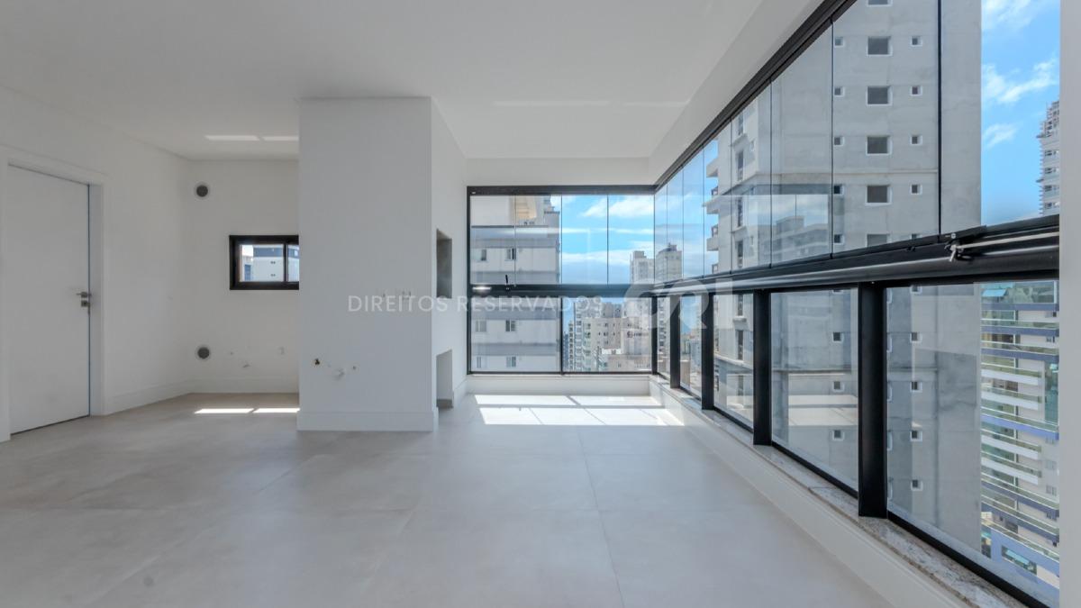 Apartamento com 3 suítes no edifício Fiori Del Mare na Meia Praia em Itapema