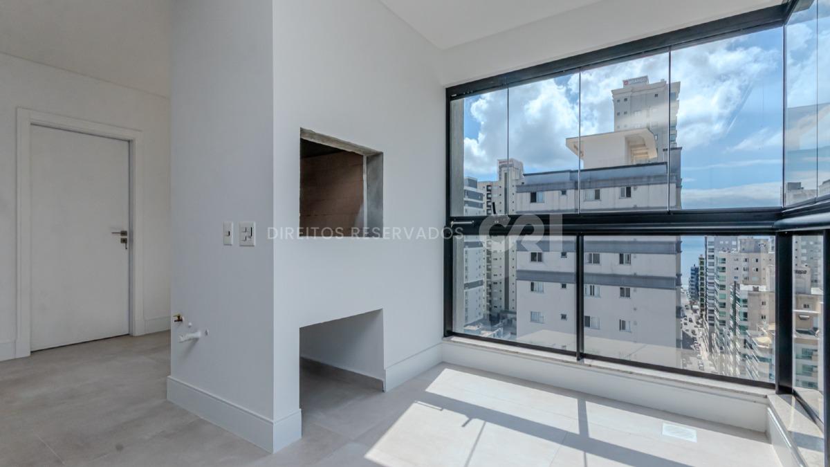 Apartamento com 3 suítes no edifício Fiori Del Mare na Meia Praia em Itapema
