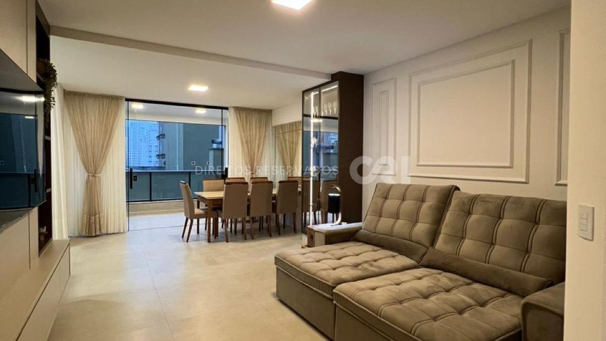 Apartamento com 3 suítes no edifício Porto Vitória na Meia Praia em Itapema