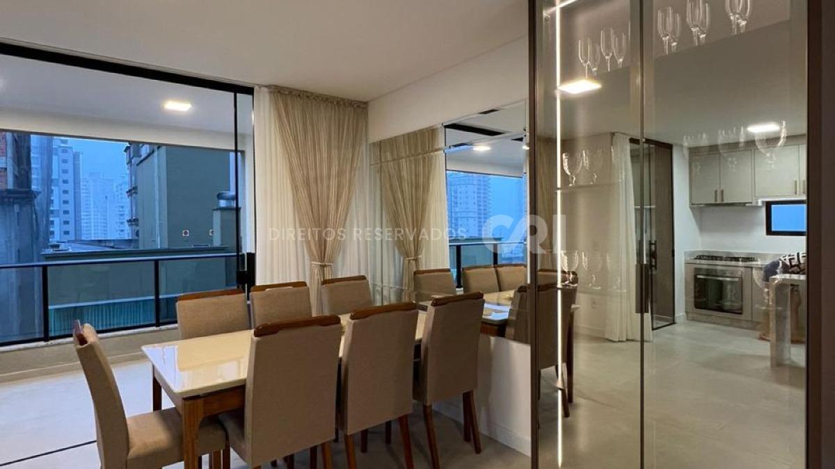 Apartamento com 3 suítes no edifício Porto Vitória na Meia Praia em Itapema