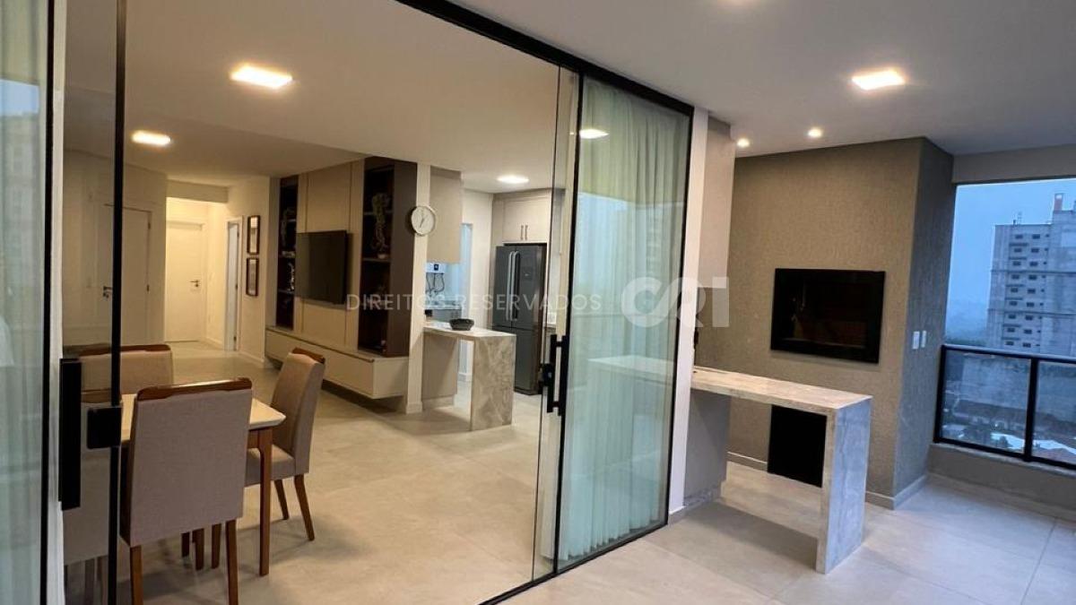 Apartamento com 3 suítes no edifício Porto Vitória na Meia Praia em Itapema
