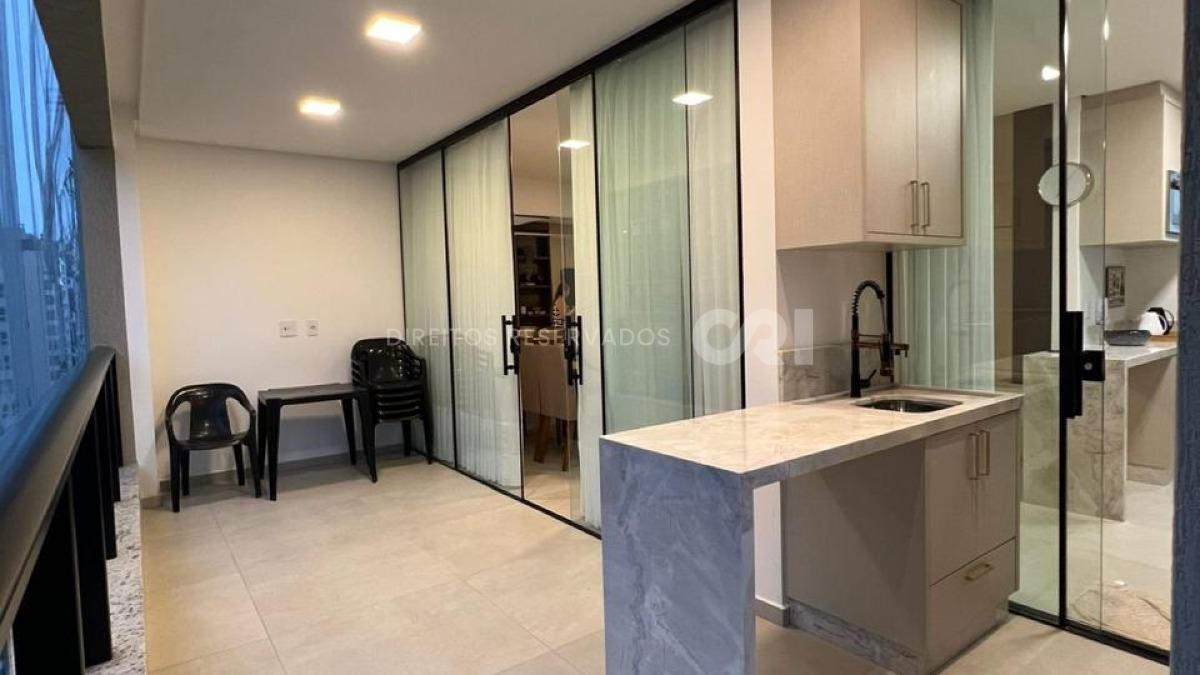 Apartamento com 3 suítes no edifício Porto Vitória na Meia Praia em Itapema