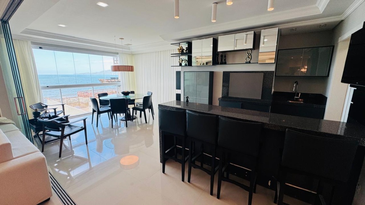 Apartamento no Edifício Atlantic Paradise Towers com 04 Suítes na Meia Praia em Itapema