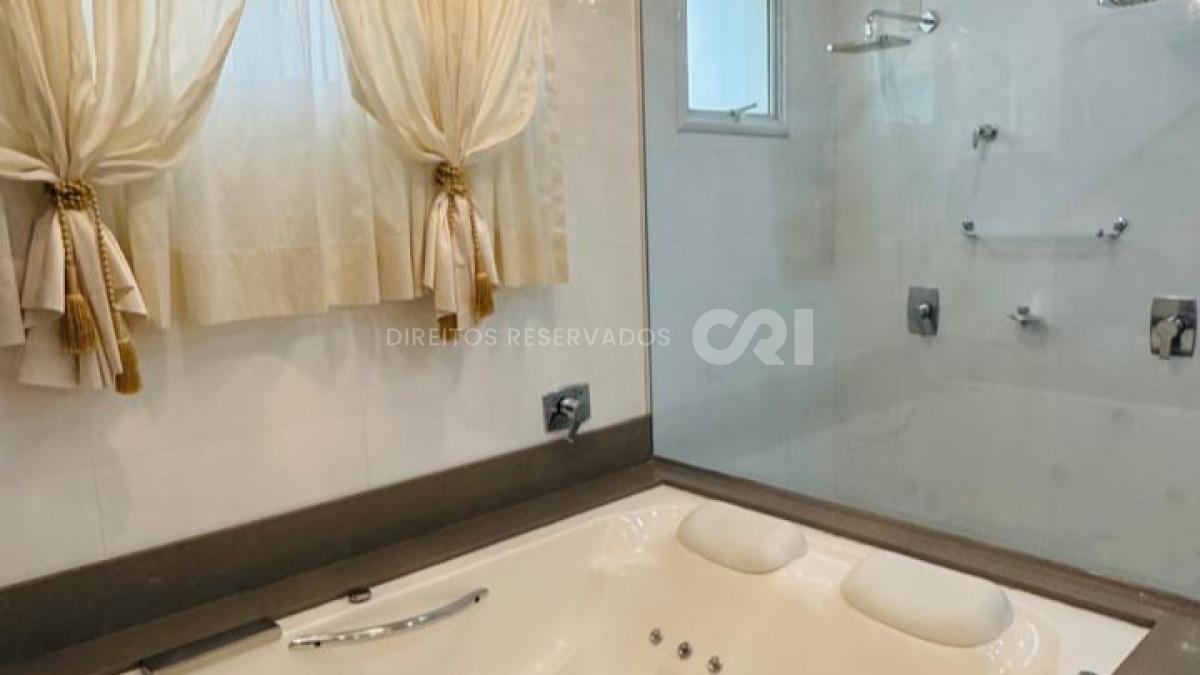 Apartamento no Edifício Atlantic Paradise Towers com 04 Suítes na Meia Praia em Itapema