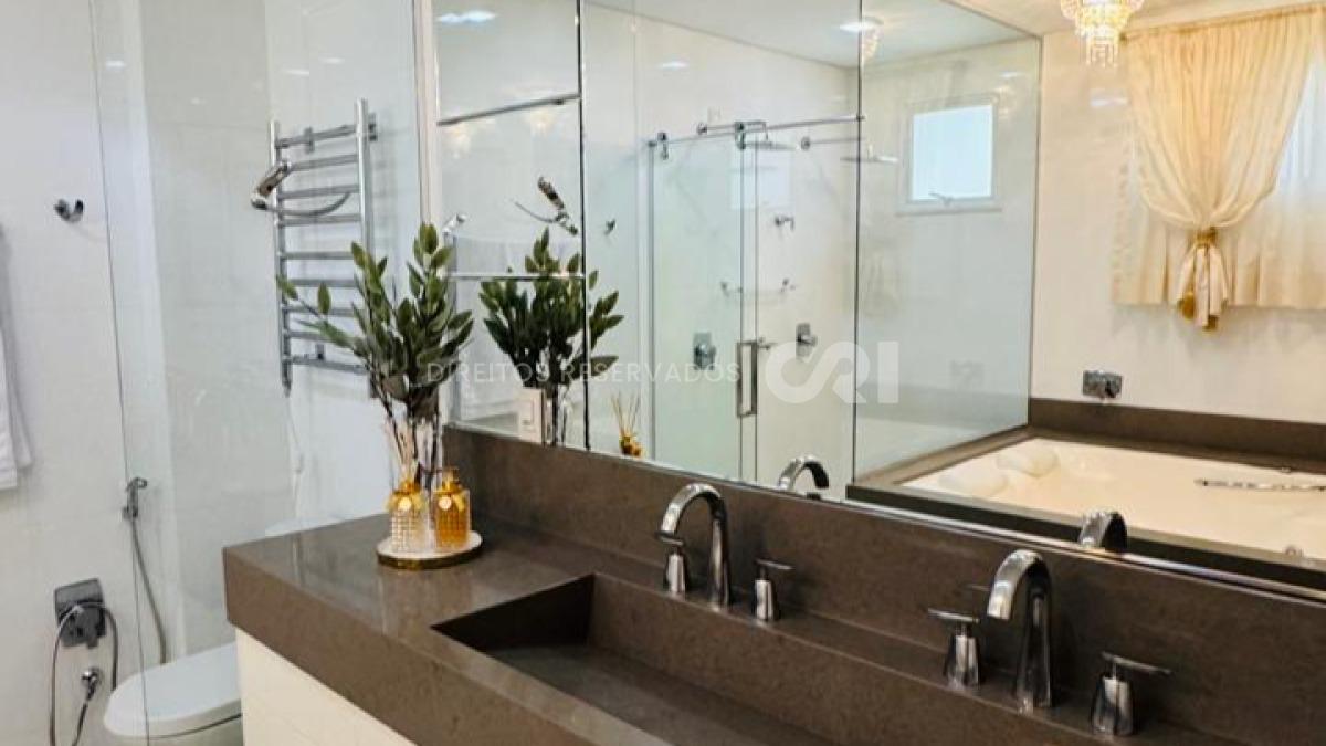 Apartamento no Edifício Atlantic Paradise Towers com 04 Suítes na Meia Praia em Itapema