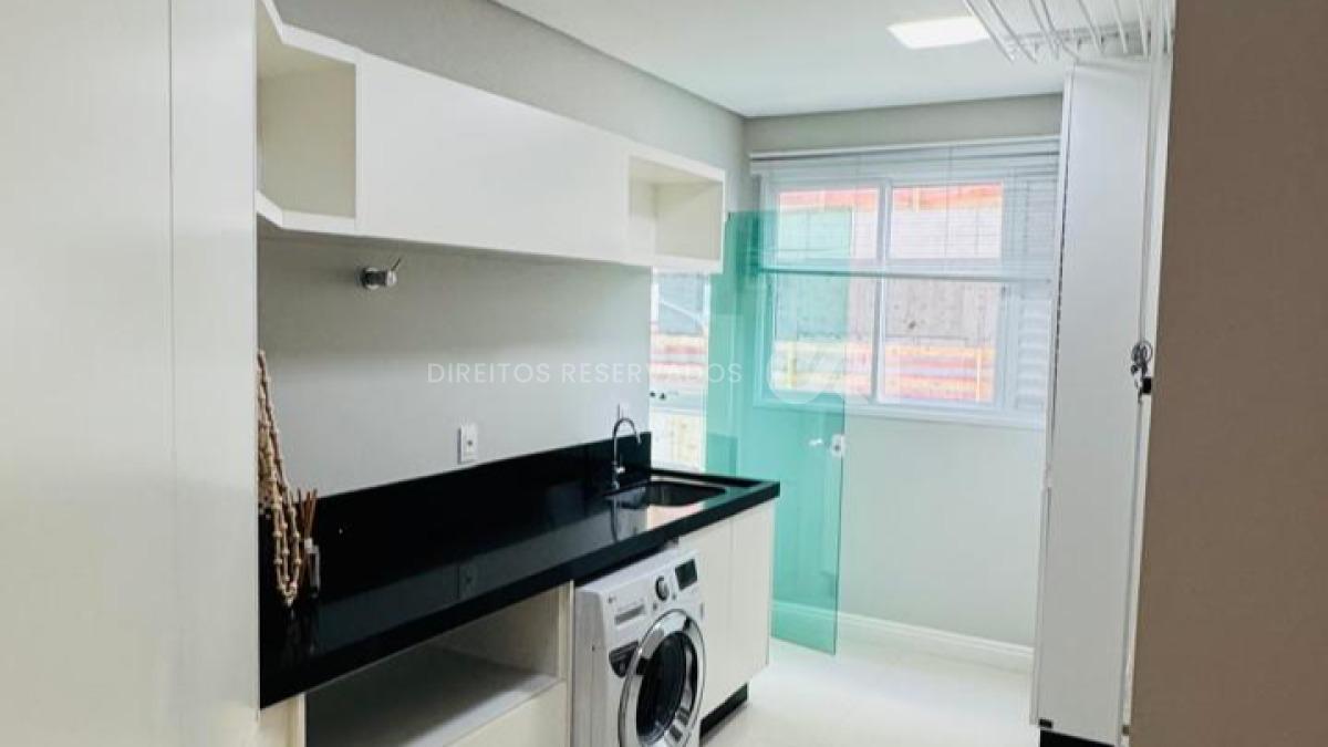 Apartamento no Edifício Atlantic Paradise Towers com 04 Suítes na Meia Praia em Itapema