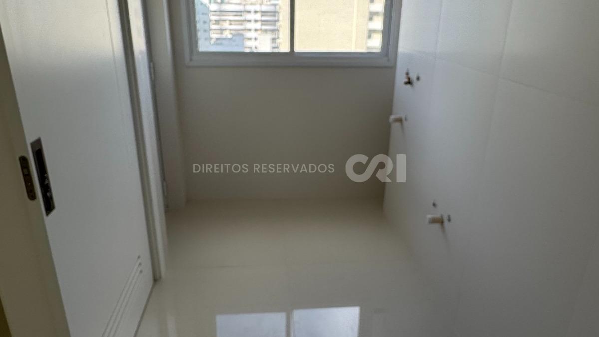 Apartamento com 4 suítes no Grand Provence Residence na Meia Praia em Itapema