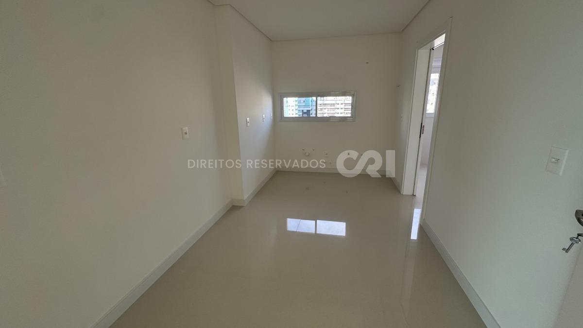 Apartamento com 4 suítes no Grand Provence Residence na Meia Praia em Itapema