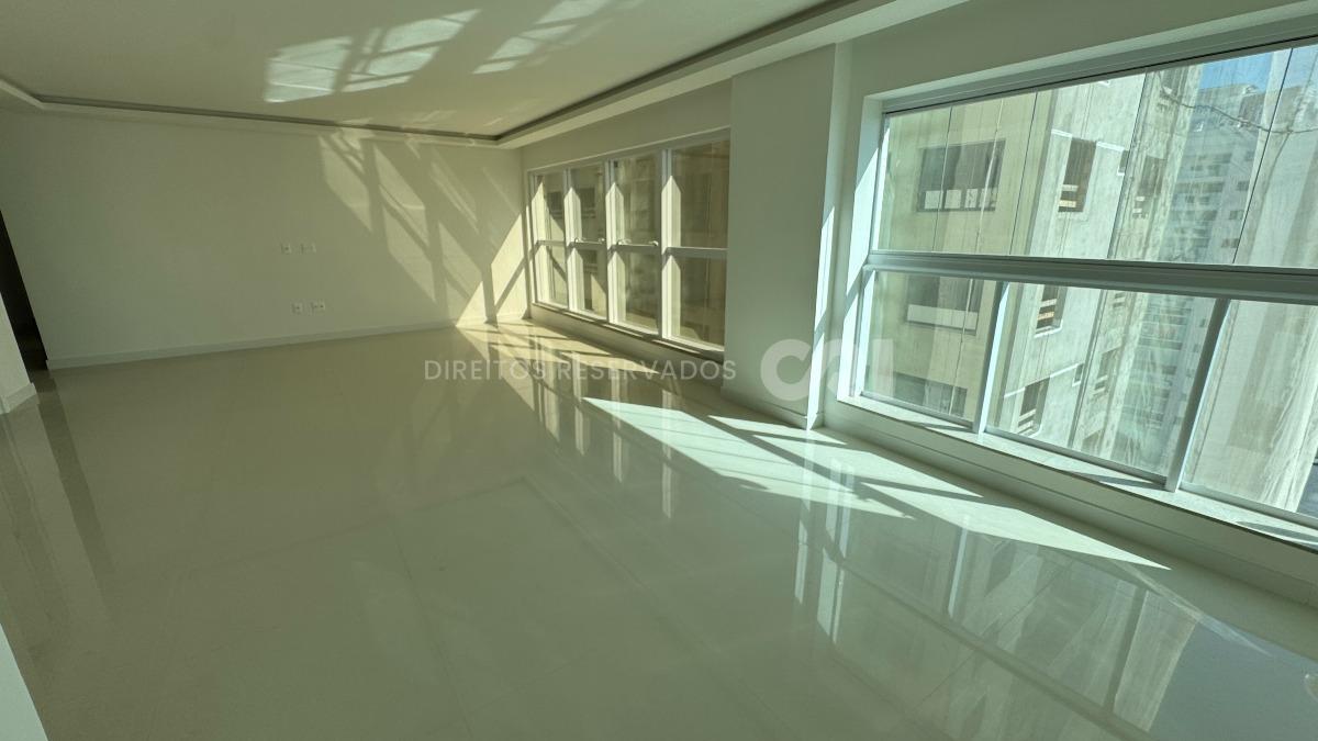 Apartamento com 4 suítes no Grand Provence Residence na Meia Praia em Itapema
