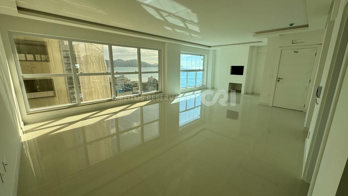 Apartamento com 4 suítes no Grand Provence Residence na Meia Praia em Itapema