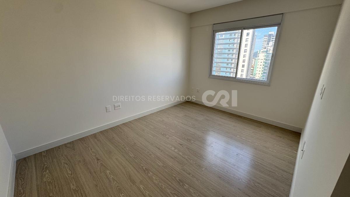 Apartamento com 4 suítes no Grand Provence Residence na Meia Praia em Itapema