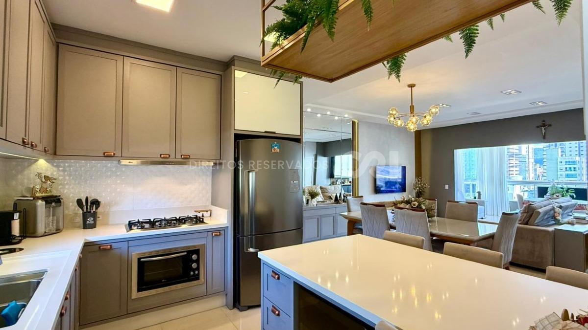 Apartamento com 3 suítes no edifício Ilhas Maldivas na Meia Praia em Itapema