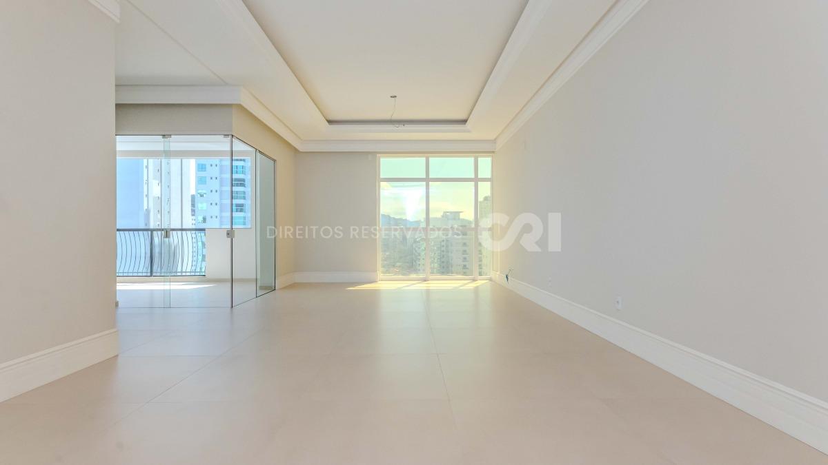 Apartamento com 4 suítes no Magnifique Imperiale na Meia Praia em Itapema