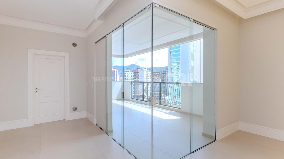 Apartamento com 4 suítes no Magnifique Imperiale na Meia Praia em Itapema