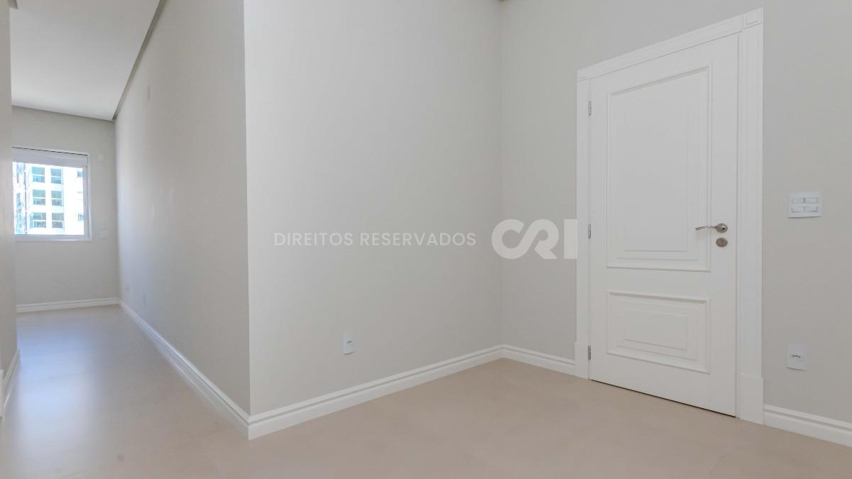 Apartamento com 4 suítes no Magnifique Imperiale na Meia Praia em Itapema