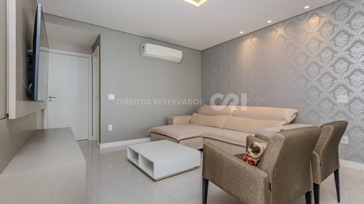Apartamento com 3 suítes no edifício Premiatto na Meia Praia em Itapema