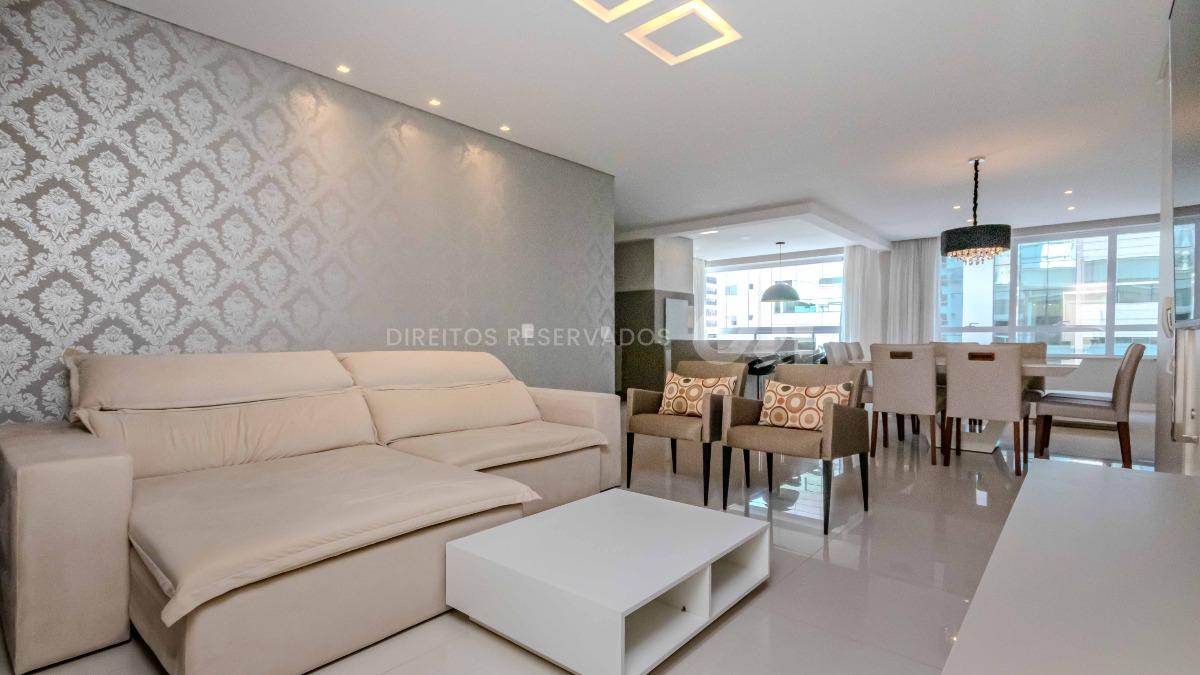 Apartamento com 3 suítes no edifício Premiatto na Meia Praia em Itapema