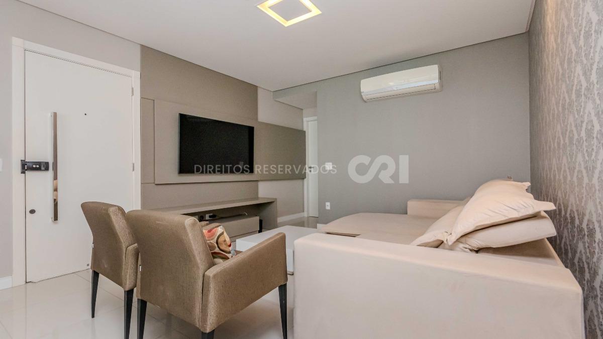 Apartamento com 3 suítes no edifício Premiatto na Meia Praia em Itapema