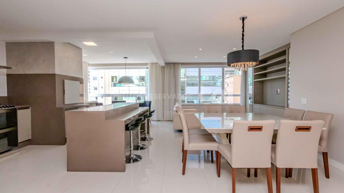Apartamento com 3 suítes no edifício Premiatto na Meia Praia em Itapema