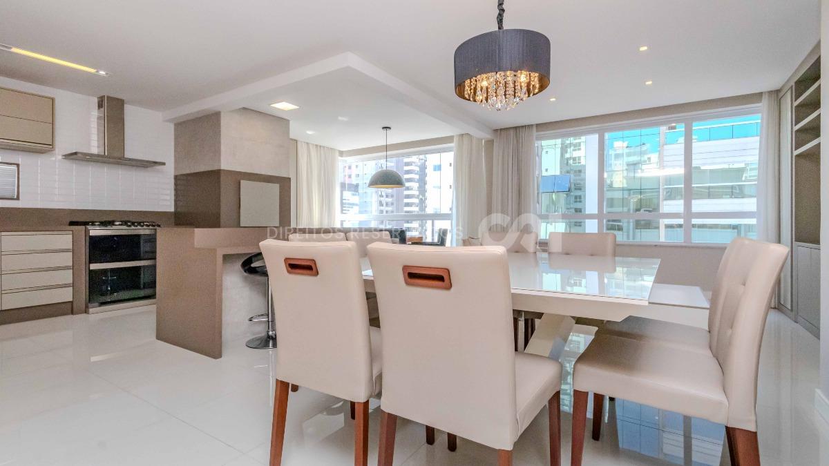 Apartamento com 3 suítes no edifício Premiatto na Meia Praia em Itapema