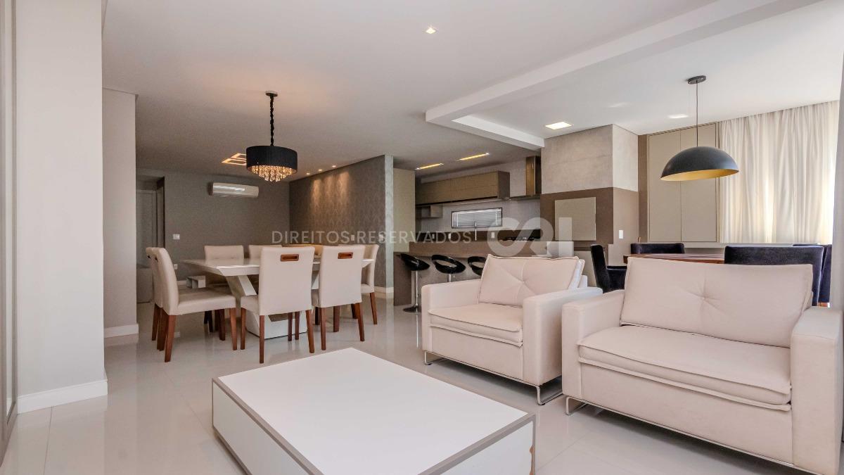 Apartamento com 3 suítes no edifício Premiatto na Meia Praia em Itapema
