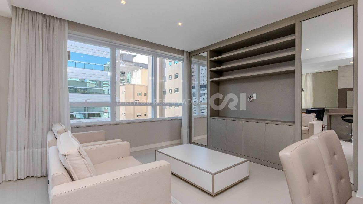 Apartamento com 3 suítes no edifício Premiatto na Meia Praia em Itapema