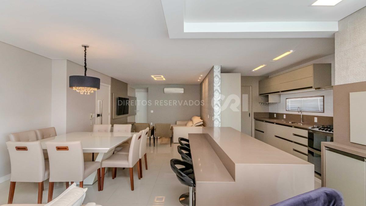 Apartamento com 3 suítes no edifício Premiatto na Meia Praia em Itapema