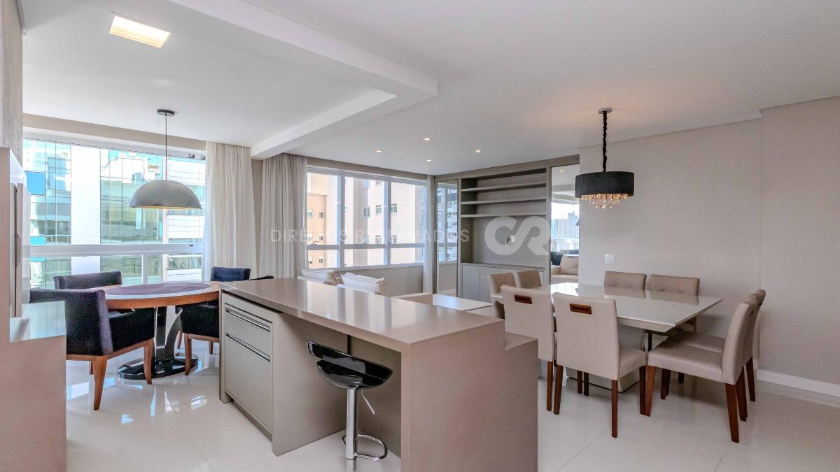 Apartamento com 3 suítes no edifício Premiatto na Meia Praia em Itapema