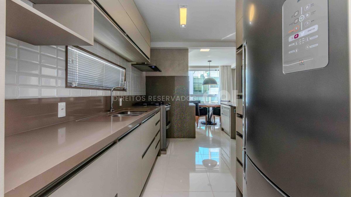 Apartamento com 3 suítes no edifício Premiatto na Meia Praia em Itapema