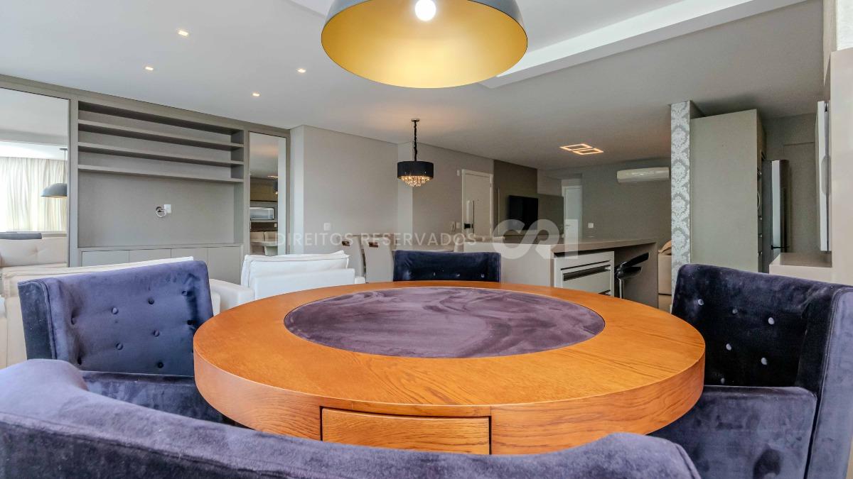 Apartamento com 3 suítes no edifício Premiatto na Meia Praia em Itapema