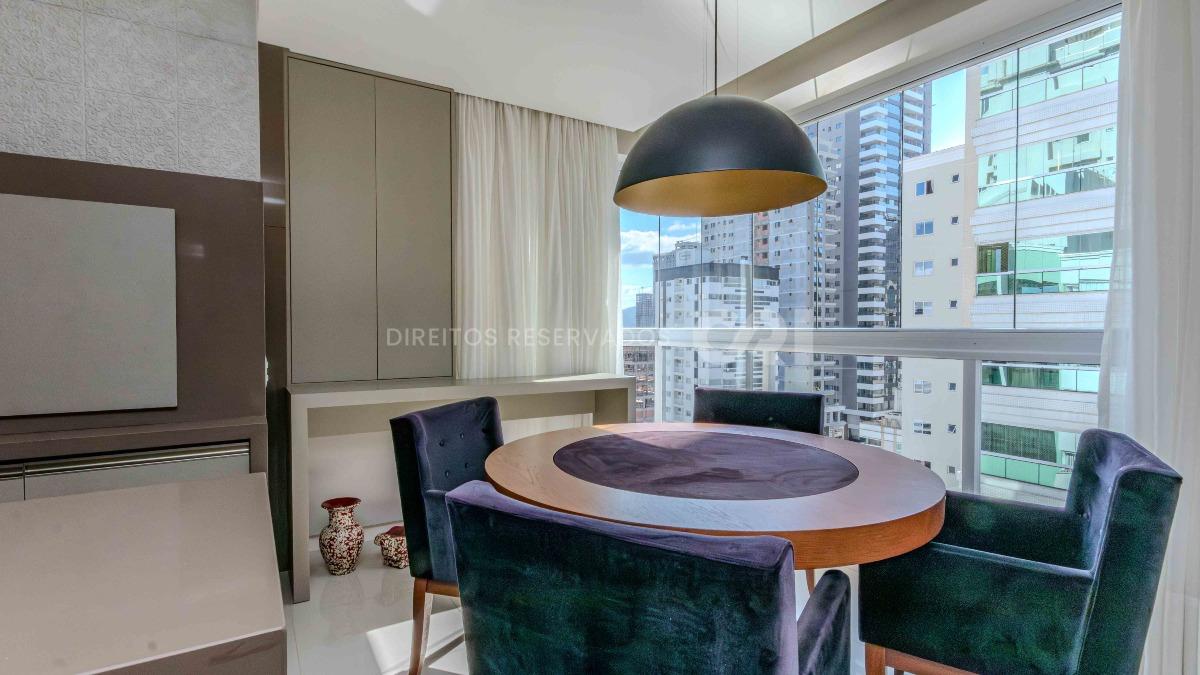 Apartamento com 3 suítes no edifício Premiatto na Meia Praia em Itapema