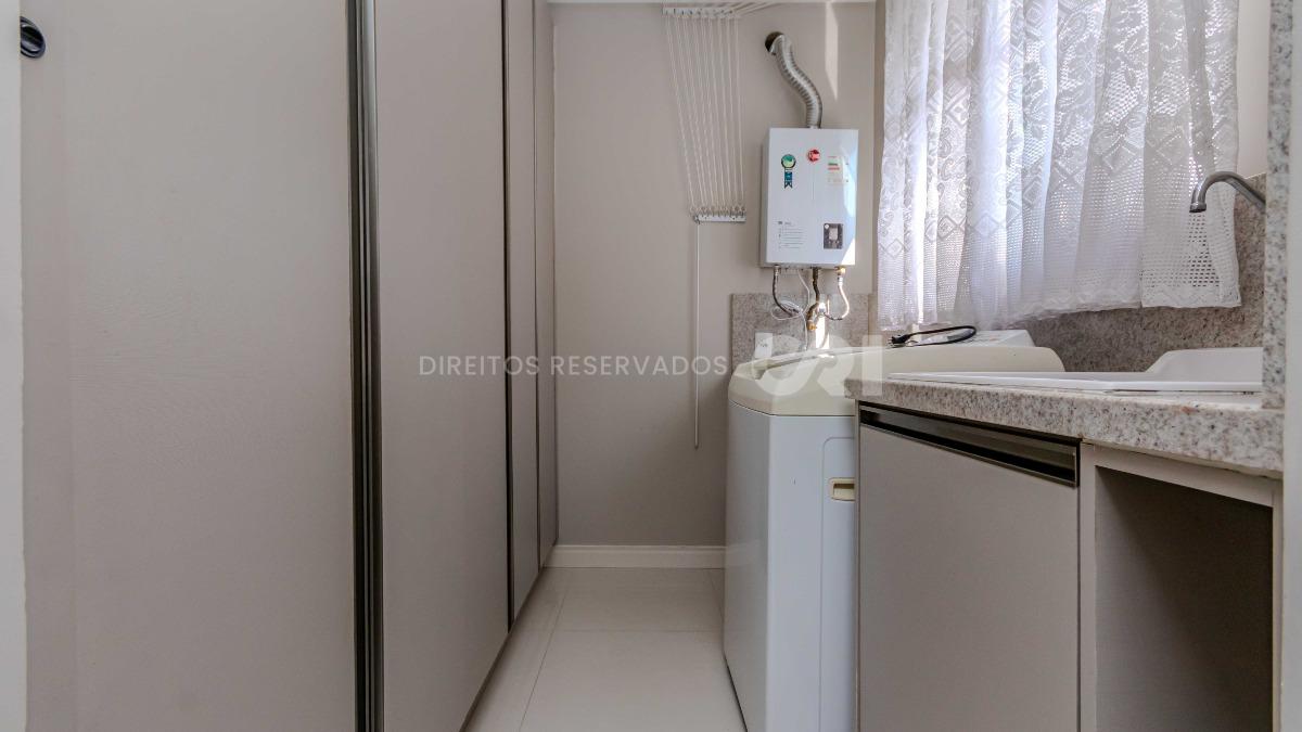 Apartamento com 3 suítes no edifício Premiatto na Meia Praia em Itapema