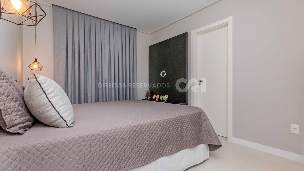Apartamento com 3 suítes no edifício Premiatto na Meia Praia em Itapema