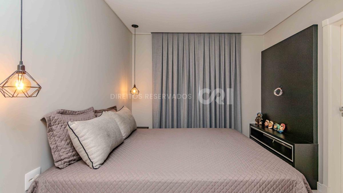 Apartamento com 3 suítes no edifício Premiatto na Meia Praia em Itapema