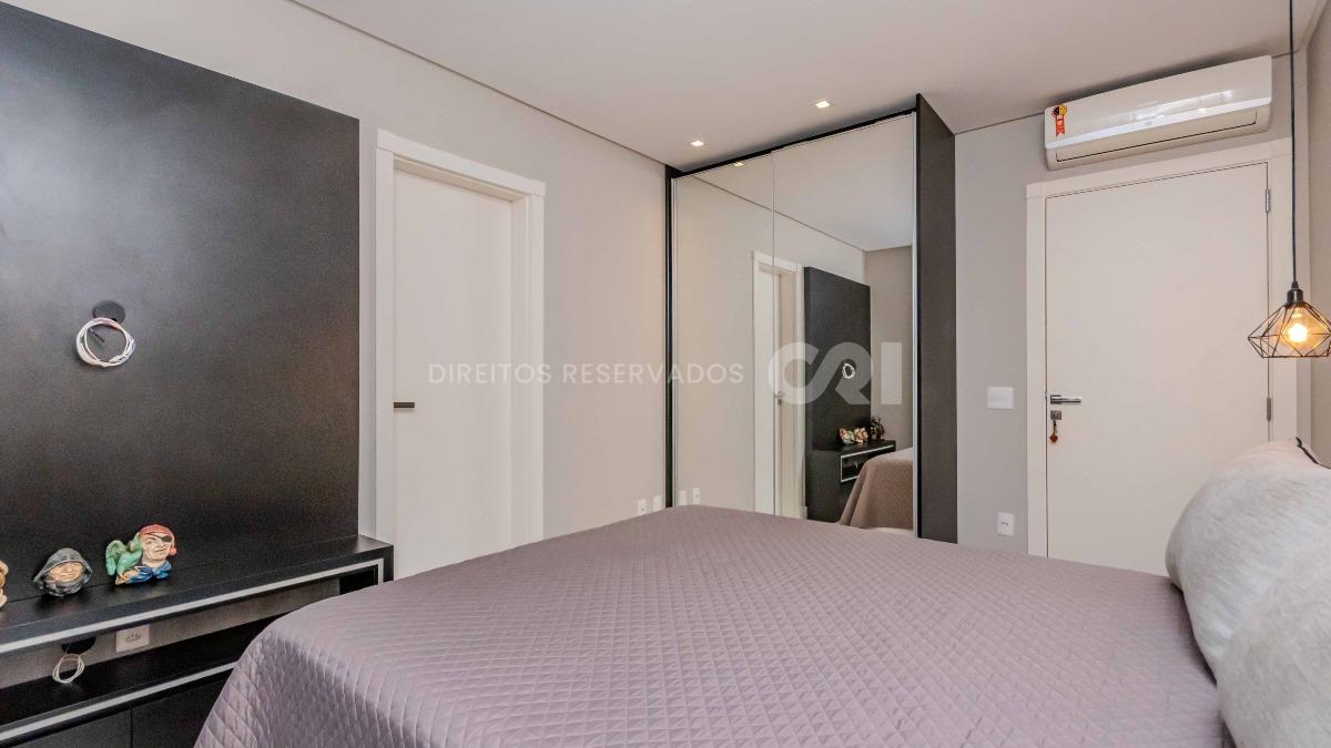 Apartamento com 3 suítes no edifício Premiatto na Meia Praia em Itapema