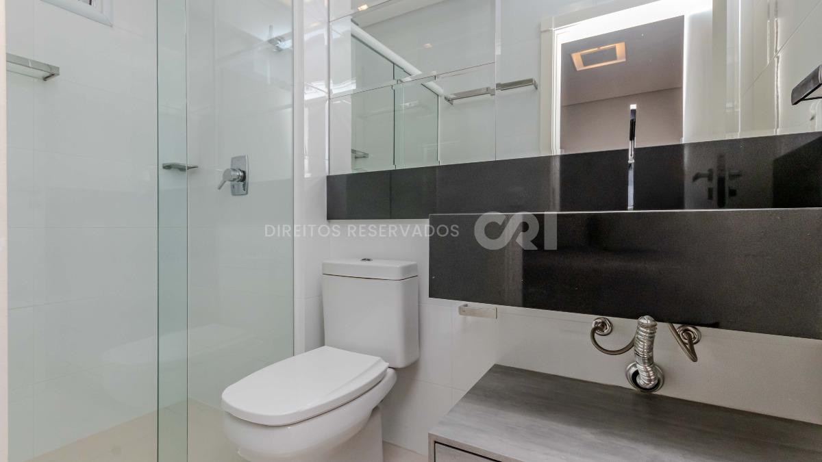 Apartamento com 3 suítes no edifício Premiatto na Meia Praia em Itapema