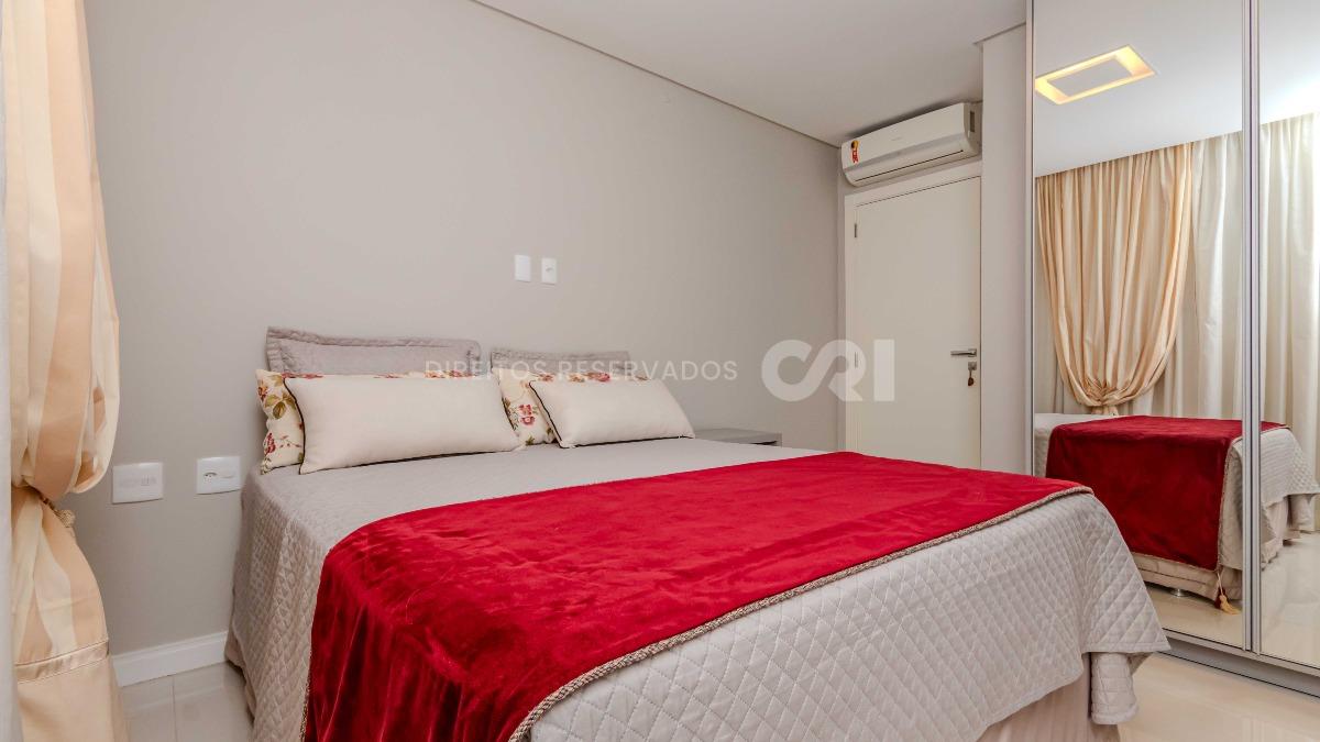Apartamento com 3 suítes no edifício Premiatto na Meia Praia em Itapema