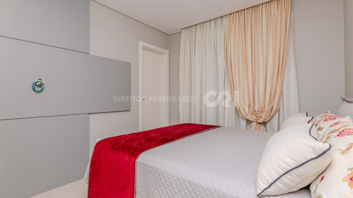 Apartamento com 3 suítes no edifício Premiatto na Meia Praia em Itapema