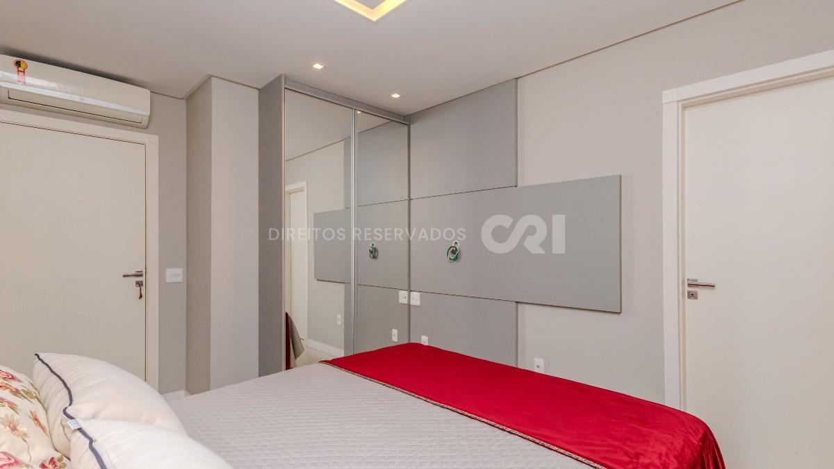 Apartamento com 3 suítes no edifício Premiatto na Meia Praia em Itapema