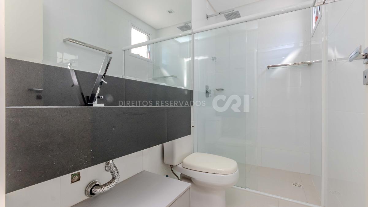 Apartamento com 3 suítes no edifício Premiatto na Meia Praia em Itapema