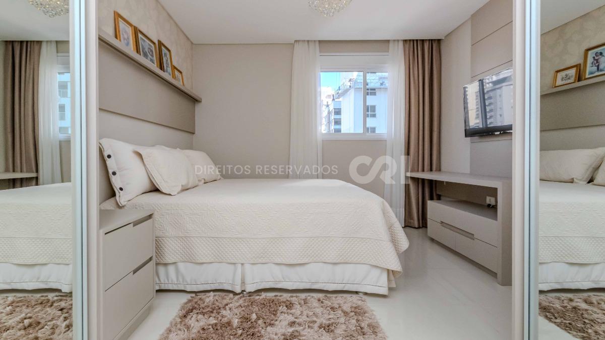 Apartamento com 3 suítes no edifício Premiatto na Meia Praia em Itapema