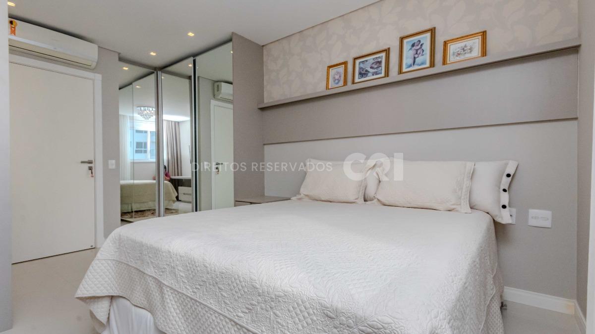 Apartamento com 3 suítes no edifício Premiatto na Meia Praia em Itapema