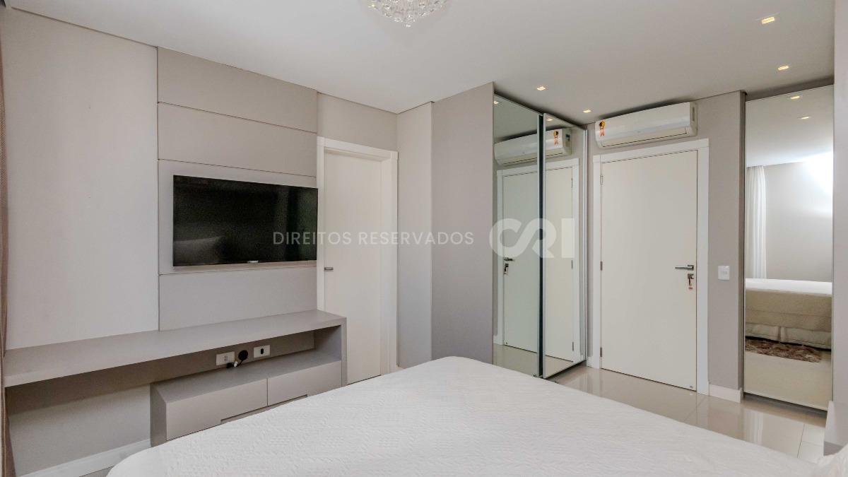 Apartamento com 3 suítes no edifício Premiatto na Meia Praia em Itapema