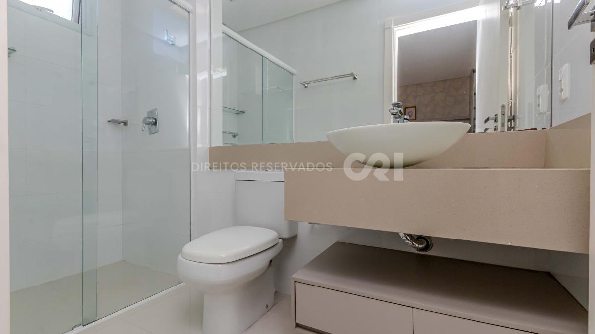 Apartamento com 3 suítes no edifício Premiatto na Meia Praia em Itapema