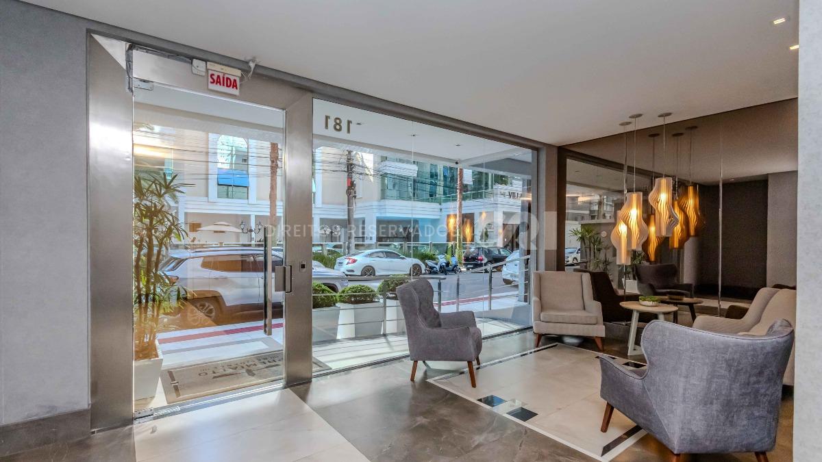 Apartamento com 3 suítes no edifício Premiatto na Meia Praia em Itapema