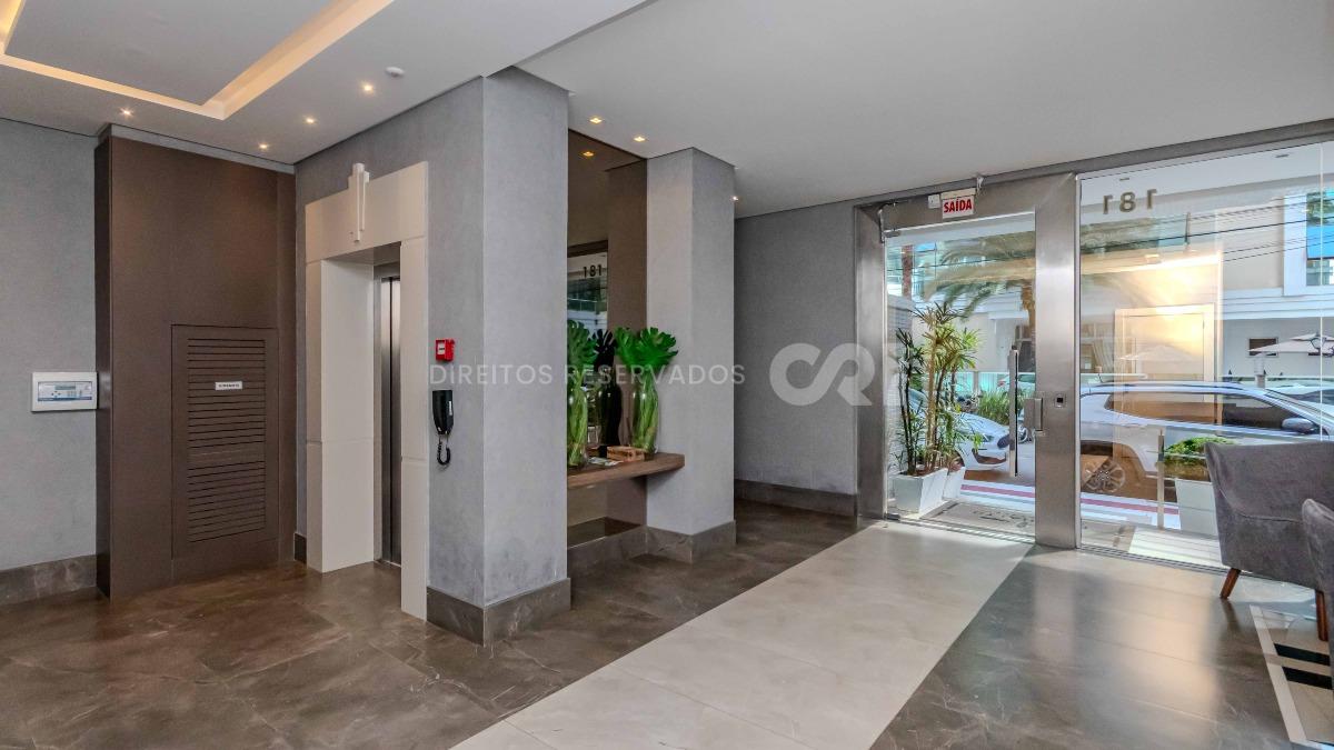 Apartamento com 3 suítes no edifício Premiatto na Meia Praia em Itapema